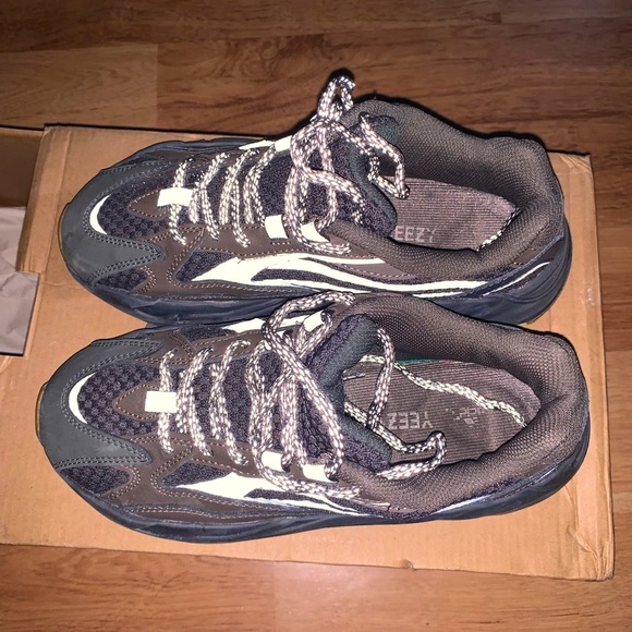Adidas Yeezy Boost 700 V2 Geode 7.5 Womens - Picture 8 of 9